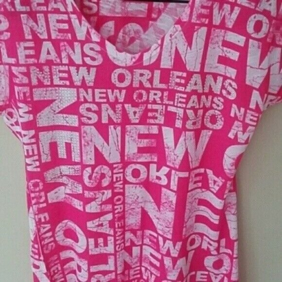 Sweet Gisele Pink New Orleans V-Neck Short Sleeve Graphic T-Shirt Size Medium - Picture 5 of 7